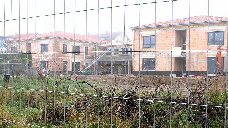 Auch wenn der Bauzaun noch steht: Das neue "Wohnheim 50plus" der Lebenshilfe Haßberge in der Haßfurter Goethestraße macht große Fortschritte. Die Eröffnung des knapp 4,4 Millionen Euro teuren Neubaus für 24 Menschen mit Handicap inklusive sechs Plätzen für eine Tagesstruktur ist für Oktober 2015 geplant. Fotos: Katharina Becht