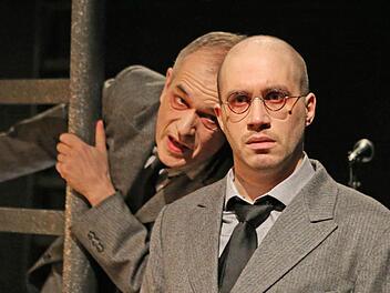 Jakob K. (Thorsten Köhler, hinten Thomas Straus) in den Verstrickungen des "Gerichts".  Fotos: Henning Rosenbusch