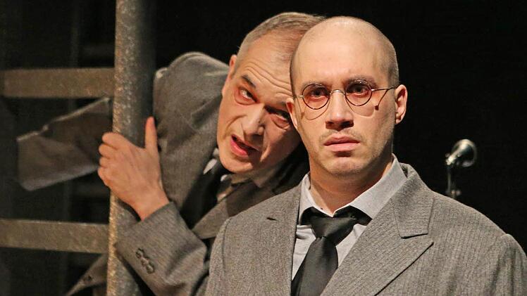 Jakob K. (Thorsten Köhler, hinten Thomas Straus) in den Verstrickungen des "Gerichts".  Fotos: Henning Rosenbusch