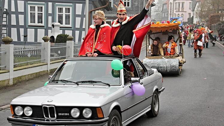 Karina I und Daniel I, das Prinzenpaar aus Untersiemau war im Faschingszug Untermerzbach zu sehen.  Foto: Helmut Will