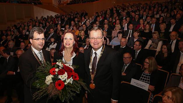 Intendantin Sibylle Broll-Pape, flankiert von Oberb&uuml;rgermeister Andreas Starke (rechts) und B&uuml;rgermeister Christian Lange  Fotos: Barbara Herbst