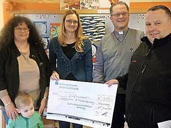 Christian Kestler (r.) übergab den symbolischen Scheck. Foto: Hofmann