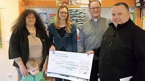 Christian Kestler (r.) übergab den symbolischen Scheck. Foto: Hofmann