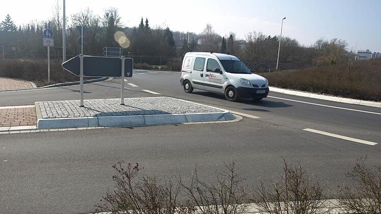 Der Wegweiser am Oerlenbacher Kreisel sollte tiefer gesetzt werden, forderte Horst Klieber in der Bürgerversammlung. Foto: Stefan Geiger