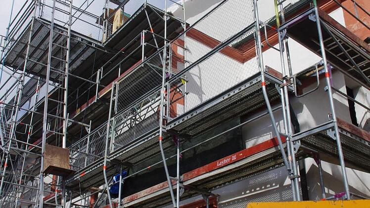 Die Kirche ist umhüllt in viele Gerüste.  Foto: Sarah Zubel