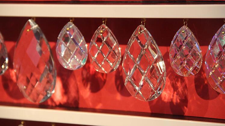 Knöpfe, Schmuck und viel mehr Kunstvolles wurde einst in Weidenberg aus Glas gefertigt. Foto: Katharina Müller-Sanke