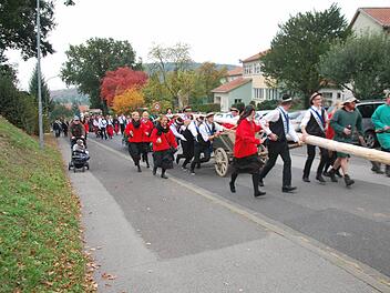 Wie zu sehen ist, mussten sich die Burgläurer Kirmesburschen schön kräftig ins Zeug legen, um den Kirmesbaam hoch zur Reha-Halle zu ziehen und zu schieben.  Foto: Manfred Mellenthin