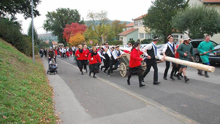 Wie zu sehen ist, mussten sich die Burgläurer Kirmesburschen schön kräftig ins Zeug legen, um den Kirmesbaam hoch zur Reha-Halle zu ziehen und zu schieben.  Foto: Manfred Mellenthin