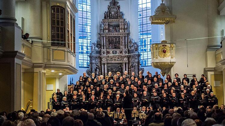 Ein beeindruckendes Konzert zum Totensonntag gestaltete der Coburger Bachchor unter Peter Stenglein in der Morizkirche. Foto: Jochen Berger