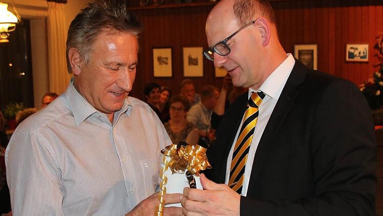 Bürgermeister Stadelmann (rechts) würdigte Hans Schumm für seine Leistungen und übergab ein Geschenk.  Foto: Klaus Schmitt