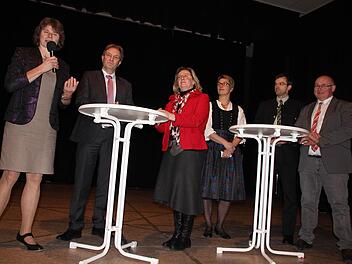 Statt Grußworte gab es Fragen. Im Bild (von links) Kreisbäuerin Rosa Zehnter, Landrat Klaus Löffler, Christine Seemüller-Kohles, stellvertretende Kreisbäuerin Marina Herr, Dritter Bürgermeister Markus Wich und Kreisobmann Erwin Schwarz. Foto: Veronika Schadeck