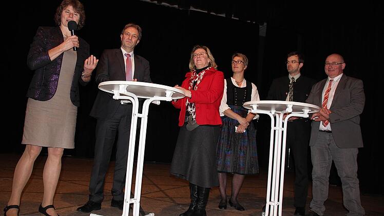 Statt Grußworte gab es Fragen. Im Bild (von links) Kreisbäuerin Rosa Zehnter, Landrat Klaus Löffler, Christine Seemüller-Kohles, stellvertretende Kreisbäuerin Marina Herr, Dritter Bürgermeister Markus Wich und Kreisobmann Erwin Schwarz. Foto: Veronika Schadeck