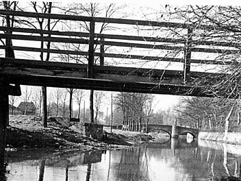 Um 1960 stand noch ein Holzsteg. Im Hintergrund sieht man die alte Steinerne Brücke, die Aurach war noch nicht zugewachsen. Rechts das Türmchen an der Schütt  Foto: Heimatverein