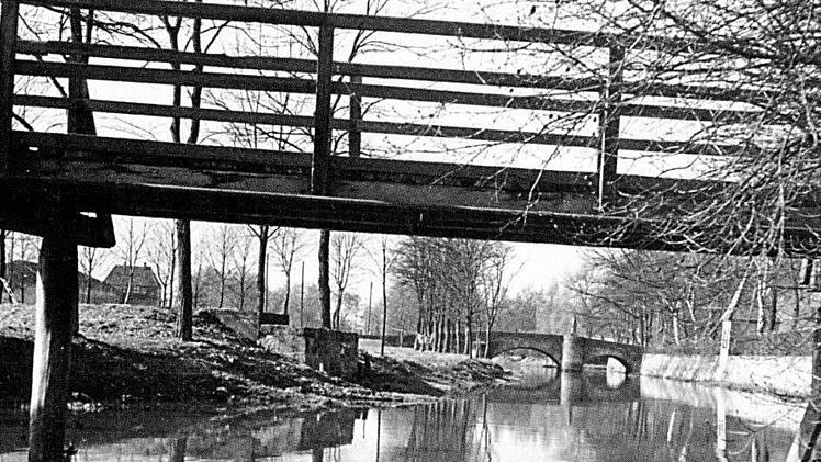 Um 1960 stand noch ein Holzsteg. Im Hintergrund sieht man die alte Steinerne Brücke, die Aurach war noch nicht zugewachsen. Rechts das Türmchen an der Schütt  Foto: Heimatverein
