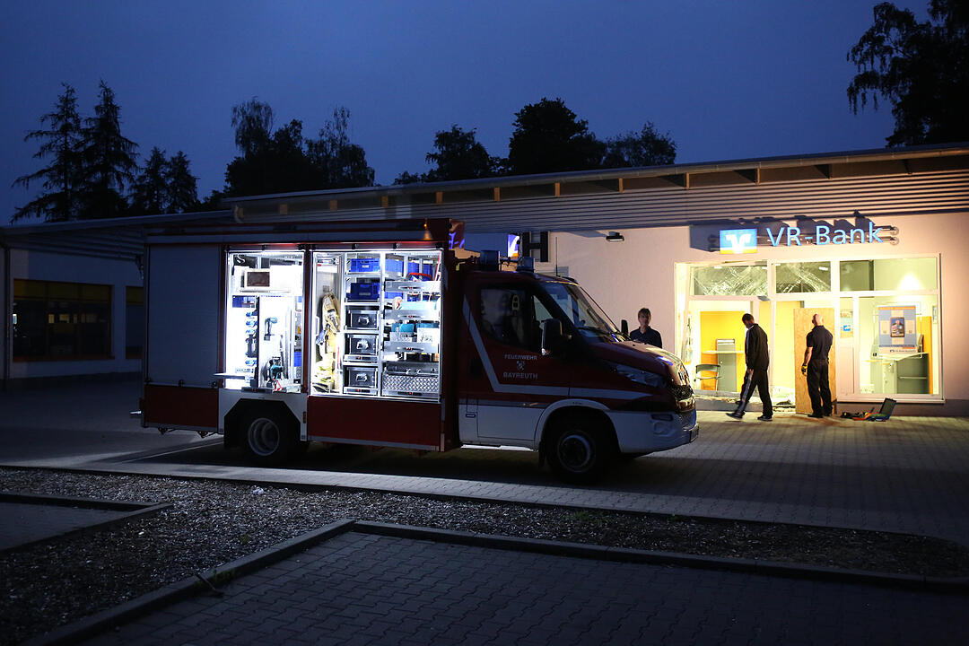 Unfall in Bayreuth: Auto kracht in Bank