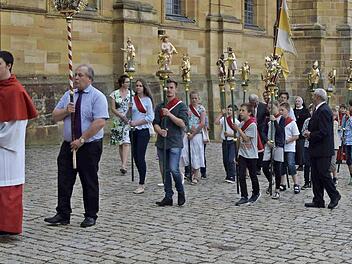 Bei der Prozession trugen Mädchen und Jungen aus Grundfeld, Horsdorf und dem Konradshof die vergoldeten Figuren. Foto: Andreas Welz
