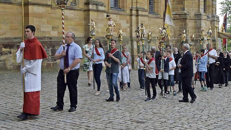 Bei der Prozession trugen Mädchen und Jungen aus Grundfeld, Horsdorf und dem Konradshof die vergoldeten Figuren. Foto: Andreas Welz