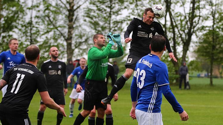 Im Schammelsdorfer Strafraum stellt Kapitän Philipp Ohland (schw) seinen Körper vor Daniel Oppel.