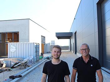 Gerald Fischer (rechts) und Sohn André wollen vor allem Motorsport- und Oldtimer-Freunden eine Heimat bieten.    Foto: Andreas Dorsch