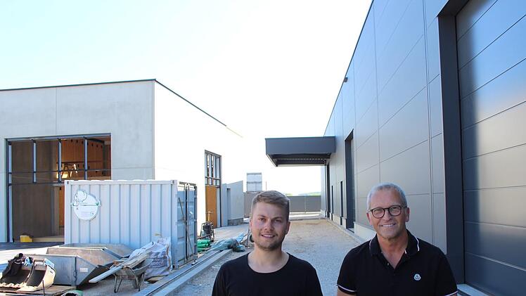Gerald Fischer (rechts) und Sohn André wollen vor allem Motorsport- und Oldtimer-Freunden eine Heimat bieten.    Foto: Andreas Dorsch