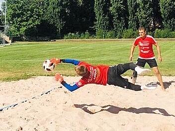 Im Sandkasten geht es zur Sache: Franz Hochreiner, Sportlehrer am Alexandrinum, trainiert die Torhüter des NLZ Coburg und hat den Posten als Co-Trainer U17 beim FCC übernommen.