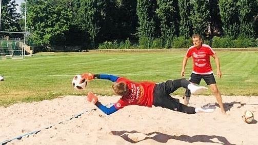 Im Sandkasten geht es zur Sache: Franz Hochreiner, Sportlehrer am Alexandrinum, trainiert die Torhüter des NLZ Coburg und hat den Posten als Co-Trainer U17 beim FCC übernommen.