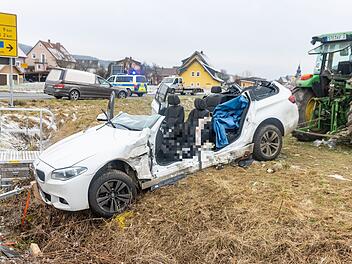 T&ouml;dlicher Verkehrsunfall am Tag vor Heiligabend: Einsatzkr&auml;fte schwer betroffen