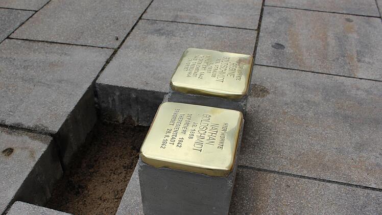 Vor der Verlegung: Die Stolpersteine von Regine und Nathan Goldschmidt. Foto: Julia Raab