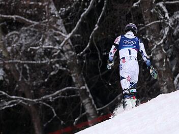 Nach seinem Ausscheiden stapft der Norweger Atle Lie McGrath davon Richtung Wald.