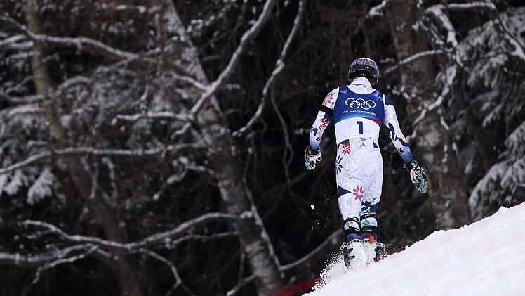 Nach seinem Ausscheiden stapft der Norweger Atle Lie McGrath davon Richtung Wald.