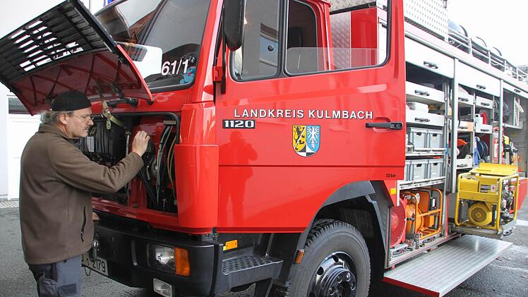 Da kann sich Gerätewart Ralph Hartmann von der Kulmbacher Feuerwehr noch so anstrengen: Der  Rüstwagen, der landkreisweit   eingesetzt wird,  ist in die Jahre gekommen. Der Kreisausschuss stellte am Montag  die Weichen, dass  2014 ein neues Fahrzeug angeschafft wird. Kostenpunkt: 580 000 Euro. Foto: Stephan Tiroch