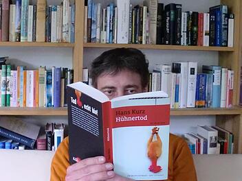 Kam über Kochbücher zum Krimi-Schreiben: Hans Kurz mit seinem ersten Roman  Foto: Barbara Dicker