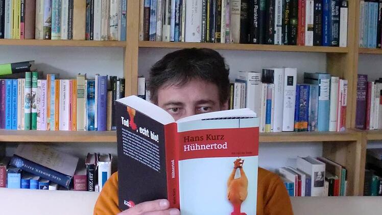 Kam über Kochbücher zum Krimi-Schreiben: Hans Kurz mit seinem ersten Roman  Foto: Barbara Dicker