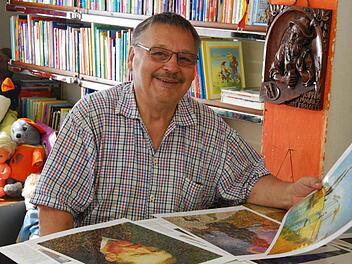 Franz Richl stöbert regelmäßig in der Wühlkiste nach alten Schätzen. Diesmal hat er auch einige Kunstdrucke gefunden. Fotos: Carmen Schmitt