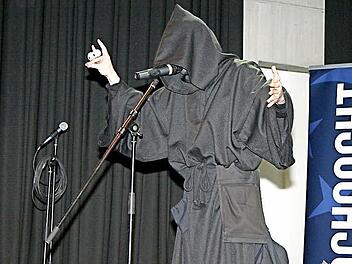 Der Tod ist auch privat zu buchen, ließ bei bei der Lachnacht wissen. Fotos: Evi Seeger