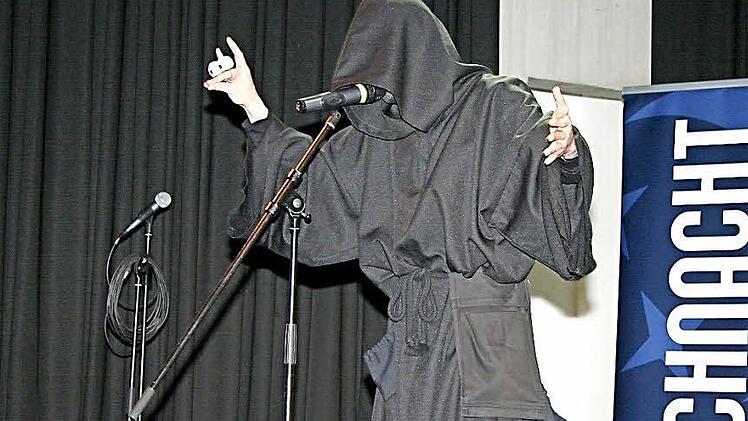 Der Tod ist auch privat zu buchen, ließ bei bei der Lachnacht wissen. Fotos: Evi Seeger