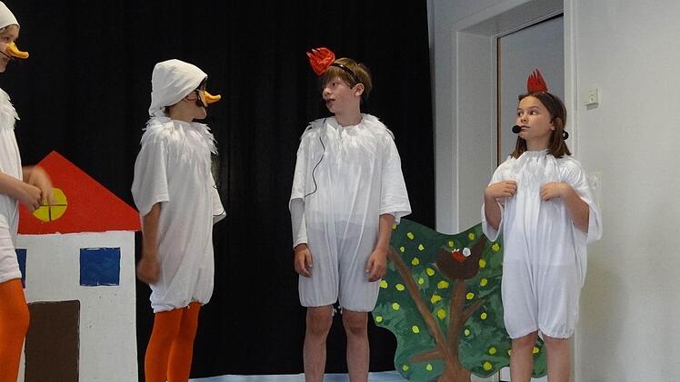 Die Ente (links, gespielt von Matteo Mölters) erzählt den Hühnern von den Neuigkeiten aus der TV-Welt: Überraschungs-Eier sollen die beiden Hühner (gespielt von Louis Stanischa und Nele Ziegler) ab sofort brüten. Das stresst die Tierwelt. alle Fotos: Johanna Eckert