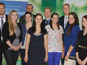 Bei der Zeugnisübergabe freuten sich (von links) Philipp Nastvogel (Kolitzheim), Katrin Mainusch (Schweinfurt), Nicole Hartmann (Mellrichstadt), Ausbildungsleiter Frank Heusinger, Kristin Kimmel (Haßfurt), Bastian Müller (Burglauer), Melissa Seufert (Rottershausen), AOK-Direktor Frank Dünisch, Jennifer Beck (Rothhausen), Nicole Gebhardt (Sand) und Personalratsvorsitzender René Oppel (es fehlte Tino Kummer aus Gochsheim). Foto: AOK Gesundheitskasse