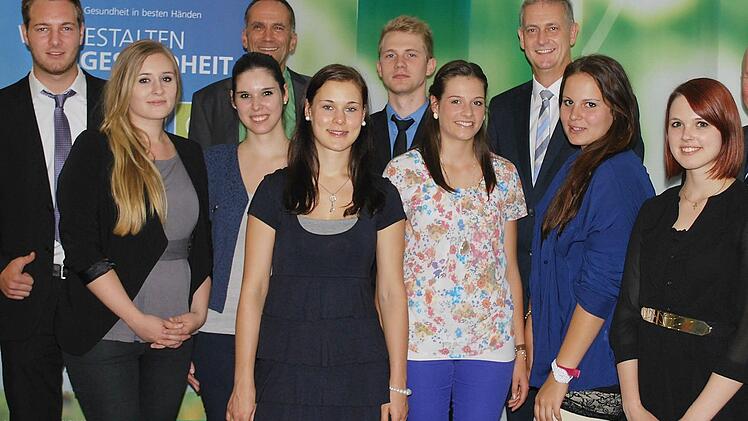 Bei der Zeugnisübergabe freuten sich (von links) Philipp Nastvogel (Kolitzheim), Katrin Mainusch (Schweinfurt), Nicole Hartmann (Mellrichstadt), Ausbildungsleiter Frank Heusinger, Kristin Kimmel (Haßfurt), Bastian Müller (Burglauer), Melissa Seufert (Rottershausen), AOK-Direktor Frank Dünisch, Jennifer Beck (Rothhausen), Nicole Gebhardt (Sand) und Personalratsvorsitzender René Oppel (es fehlte Tino Kummer aus Gochsheim). Foto: AOK Gesundheitskasse