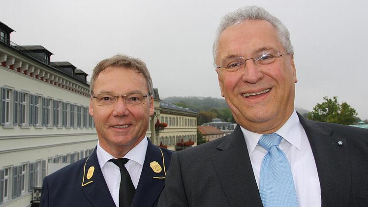 In luftiger Höhe: Landesfeuerwehrverbandschef Alfons Weinzierl und Innenminister Joachim Herrmann im Korb der Bad Kissinger Wehr.