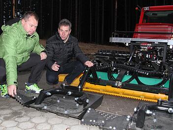 Uli Pfaffenberger und Wilfried Vogel zeigen die praktischen Finisher, die perfekte Loipen ziehen. Der Pistenbully ist mit speziellen Ketten ausgestattet, die auch bei geringer Schneedecke eingesetzt werden können Foto: Sonja Adam