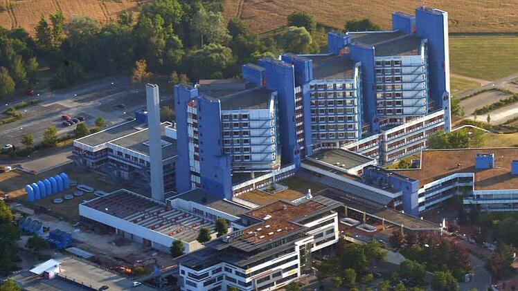 Im Klinikum am Bruderwald reißt die Aufregung nicht ab: Jetzt soll eine ältere Mitarbeiterin zwei Auszubildende betäubt haben.  Foto: Ronald Rinklef