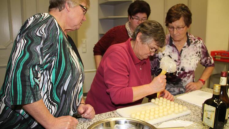 Beim Befüllen der Hohlkörper ist Fingerspitzengefühl gefragt. Foto: Gerda Völk