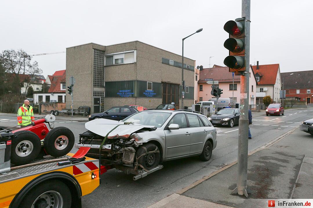 Ampel an Kreuzung ausgefallen - Zwei Pkw kollidieren in Obermichelbach
