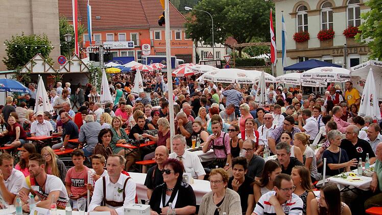 Die "Miss-Wahl" stieß auf ein großes Interesse und auf dem Marktplatz bleib kein Platz mehr frei.