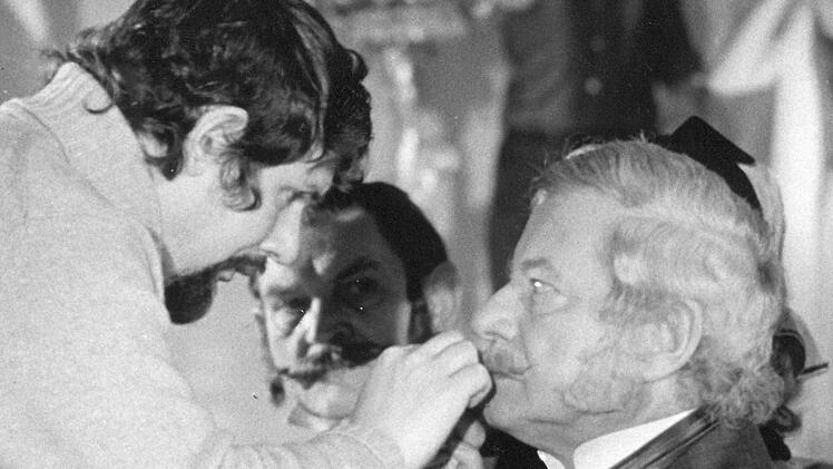 Dieter Borsche wird geschminkt. Foto: CT-Archiv