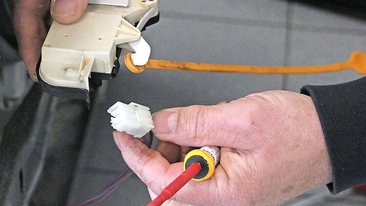 Der Stecker der Türverriegelung ist ab: Diesen Fehler sollte jeder Handwerker problemlos finden.