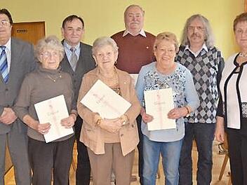 Ehrungen beim KAB-Ortsverband Pressig; im Bild (von links) Zweiter Bürgermeister Wolfgang Förtsch, Resi Michel, KAB-Kreisvorsitzender Günter Romig, Anneliese Hugel, Reinhard Horn, Renate Blinn, Präses Pater Helmut Haagen und Christa Bergmann  Foto: Karl-Heinz Hofmann