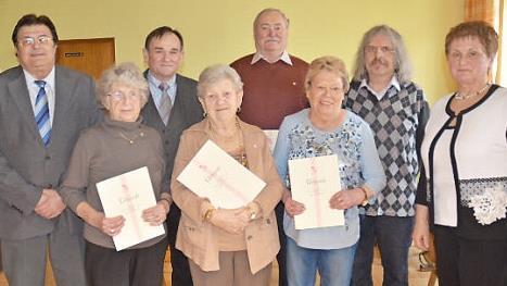 Ehrungen beim KAB-Ortsverband Pressig; im Bild (von links) Zweiter Bürgermeister Wolfgang Förtsch, Resi Michel, KAB-Kreisvorsitzender Günter Romig, Anneliese Hugel, Reinhard Horn, Renate Blinn, Präses Pater Helmut Haagen und Christa Bergmann  Foto: Karl-Heinz Hofmann