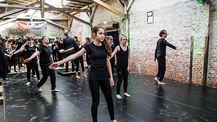Kinder und Jugendliche des Projekts "We Dance" begeisterten zum Auftakt des Festivals "Klanggrenzen" in der Alten Pakethalle in Coburg.Foto: Jochen Berger